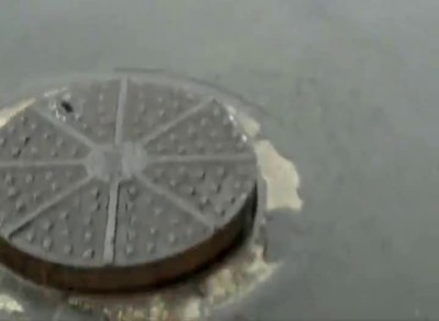 Танцующая крышка люка