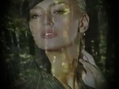 дама в лесу