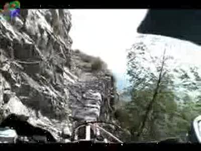 Экстремальная поездка на мотоцикле по обрыву