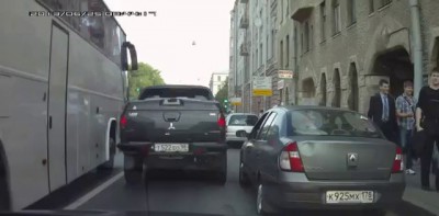 Неадекватный водитель пикапа