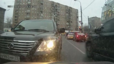 Ведерочник не пропустил Lexus на встречной