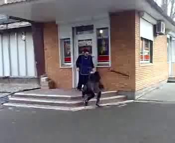 Разборка возле магазина! сука