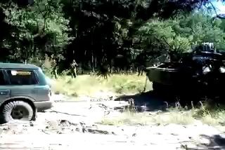 ДЖИП тащит БТР