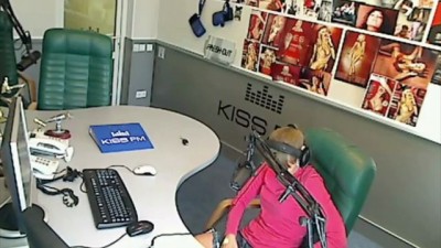 Dasha Dance упала со стула во время прямого эфира на Kiss Fm