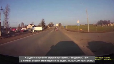 Чуть не сбил отца с дочкой...