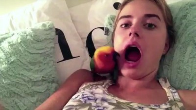 Соня и попугай / Sonya with parrot