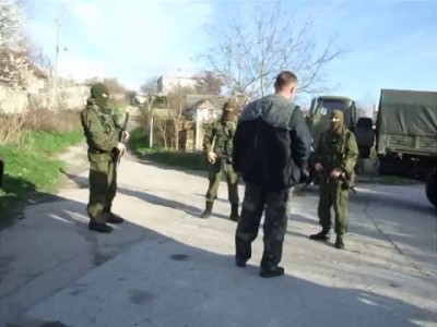 Украинский мичман общается с вежливыми в Крыму