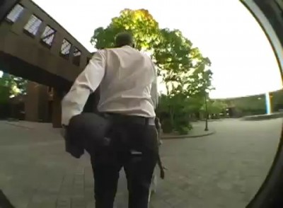 Подростки издеваются над черным полицейским