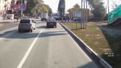 Хотела проскочить на желтый....