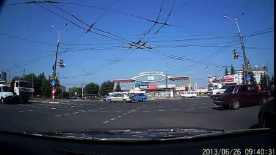 Мужчина лежал на капоте