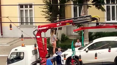 Прикол - девушка устроила стриптиз на эвакуаторе