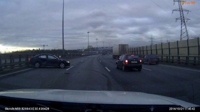 Дама шуганулась и крутанула рулем...