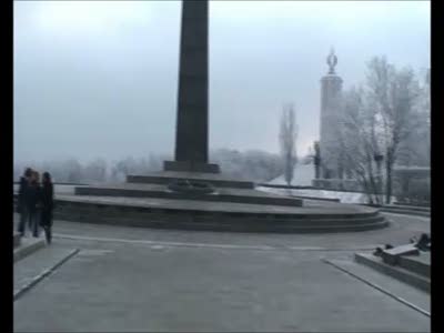 Идиоты оскверняют памятник солдатам