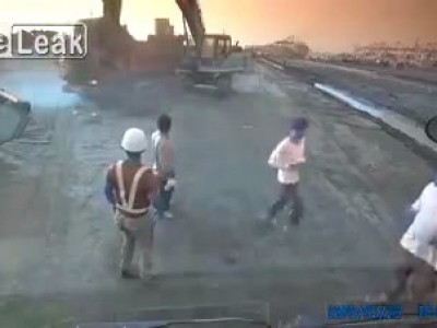 Экскаватор уничтожает грузовик