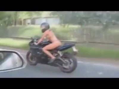 голая на мотике