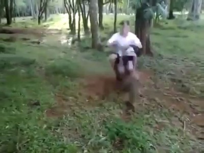 Странный аттракцион с мотоциклом