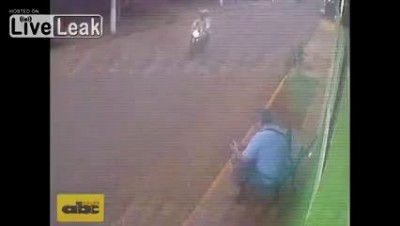 Thieves called "motochorros" try to rob the wrong guy