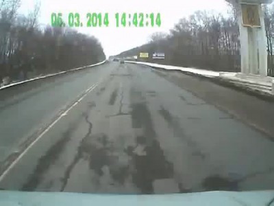 С двумя детьми бросается под грузовик.