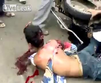 Индийские парни попали в аварию на мотоцикле