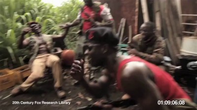 Обезьяна с калашом разогнала негров