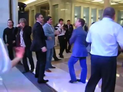 Медведев танцует