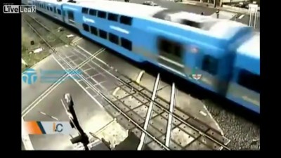 машина и поезд