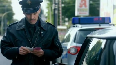 У девушки странный нос