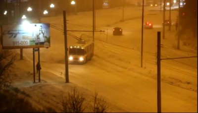 Троллейбус пытается спуститься с горки