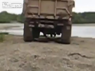 МЕДВЕЖЬЯ УСЛУГА Медведь ворует рыбу с кузова.