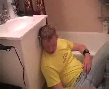 Издевательство над пьяным другом