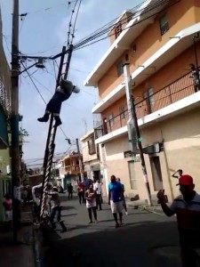 ударило током