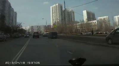 Ребенок бросается под машины.