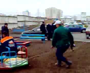 Строители прикалываются с каруселькой.