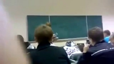 Раздача тетрадей в школе