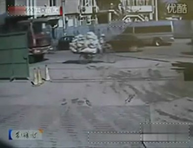 Под колёсами грузовика