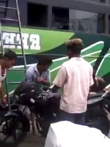 Индиец поднимает байк