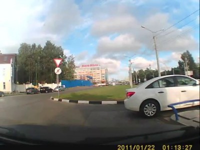 Очередная блондинка за рулем заезжает на заправку Чебоксары!