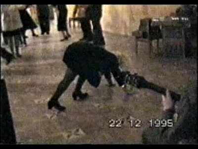 Она танцует!