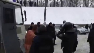 Беркут издевается над митингующим