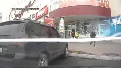 Макака с гранатой