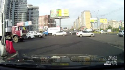 Мужик спас котёнка