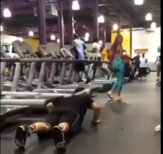 Парень на тренажере отвлекся на красивую девушку и упал
