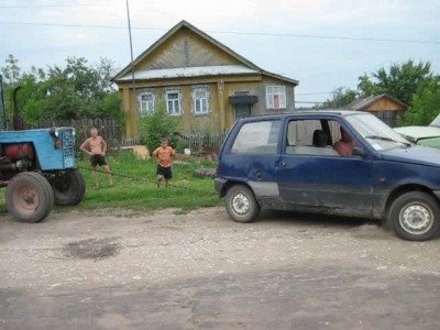 Ока заводит трактор с прицепом