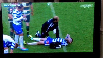 Джоуи Бартон лечит травмированного игрока.