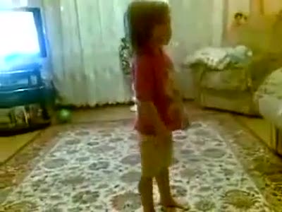 девочка ругает родителей