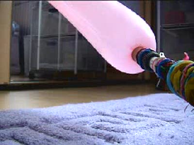 чел надувает шары и ржет