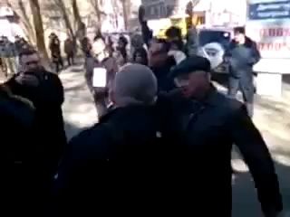 10.03.14 - Харьков. Подонка Кличко прогоняет народ