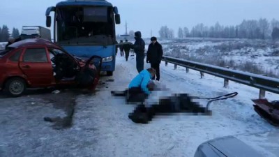 Lada Granta вылетела на встречку под автобус