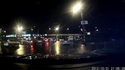 Голая девушка на проезжей части