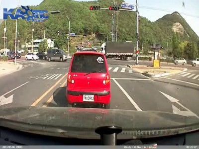 Стоишь такой спокойно на светофоре